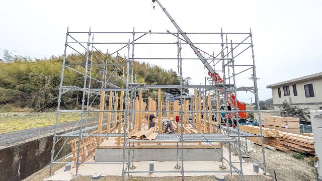 徳島　工務店　エムズ　自然素材　体に優しい　家作り　リフォーム　木造　新築　工事　家具工事　現場　コンクリート　コンクリート工事　基礎　基礎工事　断熱工事　断熱材　セルロース　デコス　現場監督　木材　大工　大工さん　棟梁　ダンプカー　仕上げ　掃除　綺麗　内装　内装工事　和紙　和紙クロス　畳　和風　和モダン　左官　左官工事　左官屋さん　板金工事　板金屋さん　お寺　清水寺　軽トラ　漆喰　左官仕上げ　鉄筋　型枠組　墨出し　ポンプ打ち　熱い　設計　設計仕　子供に優しい家作り　子供　ママ　ママ目線　家事　家事動線　アイデア　水切り　パパ　パパの隠れ家　隠れ家　趣味　趣味部屋　外構　外構工事　駐車場　珪藻土　シロアリ工事　エアコン　エアコン工事　タイル　洗面　洗面室　洗濯　パントリー　玄関　ユニットバス　TOTO　タカラ　パナソニック　インテリアファン　循環　換気　同時給排　カウンター　机　銘木　銘木机　サンダー磨き　オスモ　リボス　足場　仮設　塗装工事　養生　衛生器具　ウォシュレット　呼吸する家　ソファ　ベッド　収納　配線　配線工事　鏝　鉋　ノコギリ　金槌　上棟式　地鎮祭　上棟　手伝い　美装　タイル　タイル工事　納まり　打合せ　色見本　サイディング　デラクリート　樋　ジョリパッド　コーキング　軒天　ケイカル　子育て　豪華　落ち着く　奥ゆかしさ お引き渡し　引っ越し　くつろぐ　漏水工事　漏水　施工　業者　こだわり　トイレ　手洗い器　コンセント 桧　杉　メープル　無垢フローリング　蜜蝋　結露　結露しない　カーテン　カーテン工事　自宅　コテージ　ガレージ　カーポート　テラス　床鳴り　梁　化粧梁　足場　差し金　土間コンクリート工事　玄関ドア　断熱玄関　玄関　勝手口　リノベーション　内窓　インプラス　シロアリ工事　上棟　断熱性能　気密　ウッドデッキ　セランガンバツ　掘方　砕石敷き均し　気密点検口　床下点検口　天井点検口　コンセント　スイッチ　足元灯　階段　手摺　手摺取付　コーキング　コートライン　銘木テーブル　ホッとする　お餅投げ　紅白幕　お祝い　モルタル塗り　セメント仕上げ　解体工事　復旧工事　庇造作　窓枠造作　建具枠造作　気抜き取付　予算管理　品質管理　工程管理　工程表　コロナ　コロナ対策　コロナ渦　フェンス　　