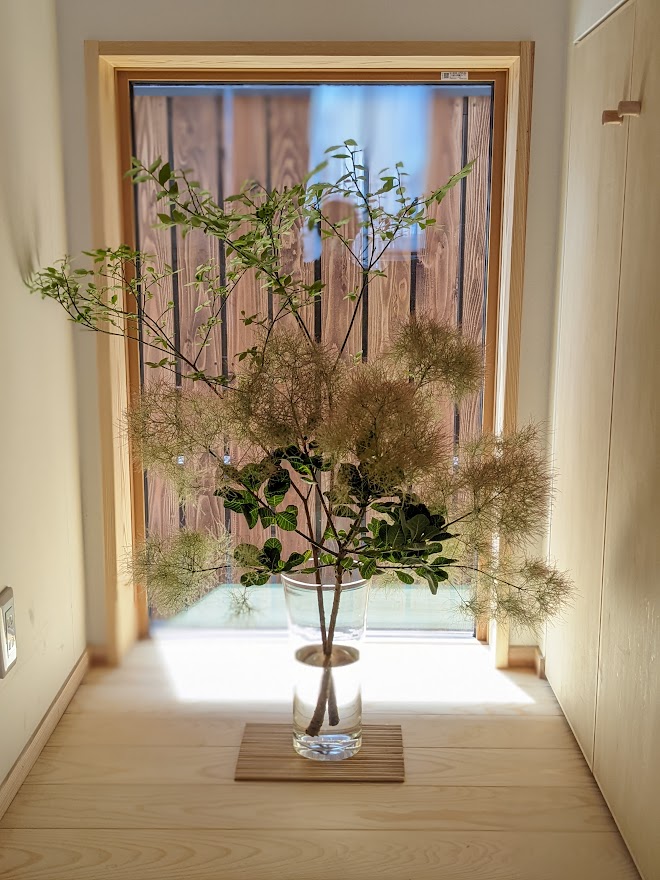 家具とお花で会場が生き生きして見えます！