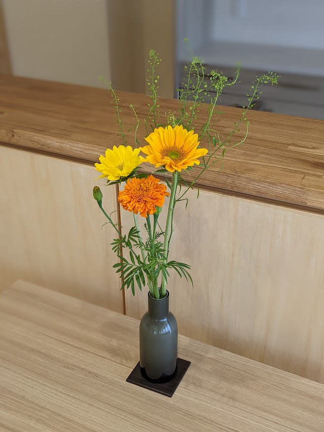 家具とお花で会場が生き生きして見えます！