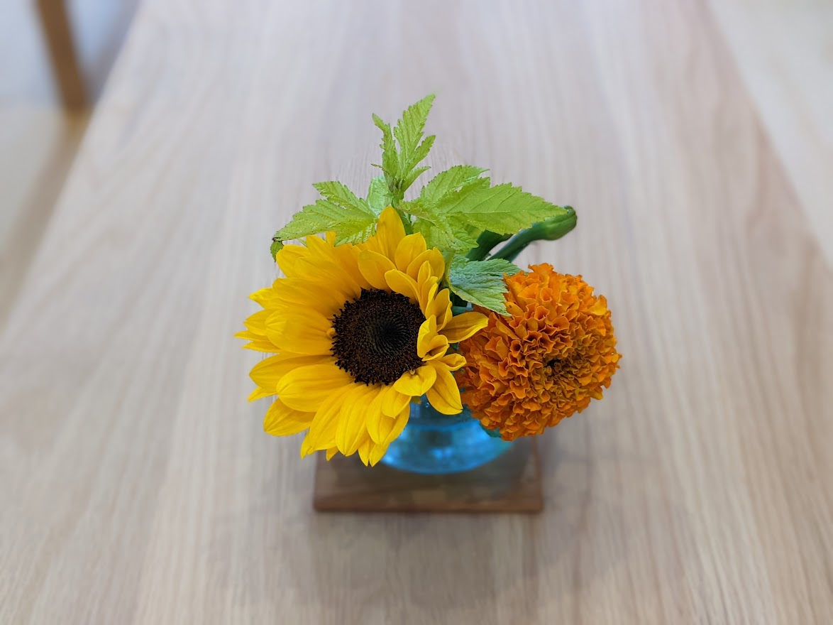 家具とお花で会場が生き生きして見えます！