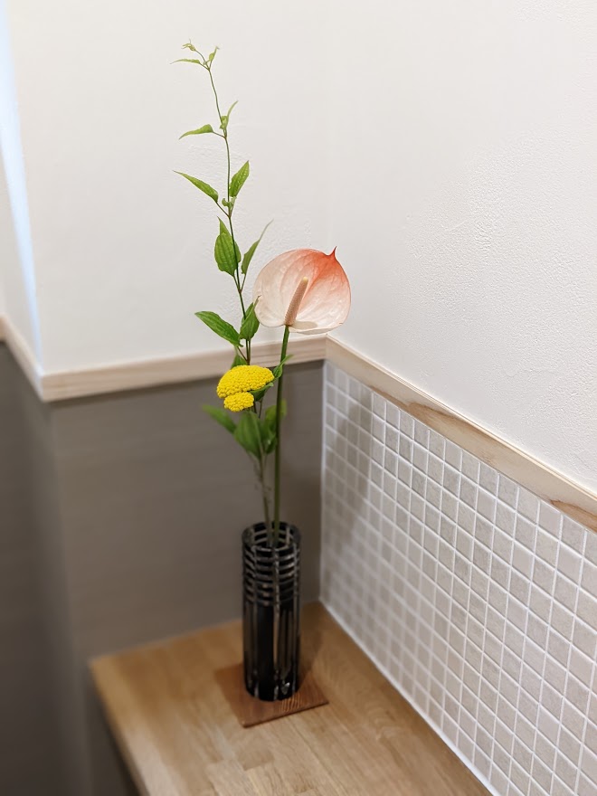 家具とお花で会場が生き生きして見えます！