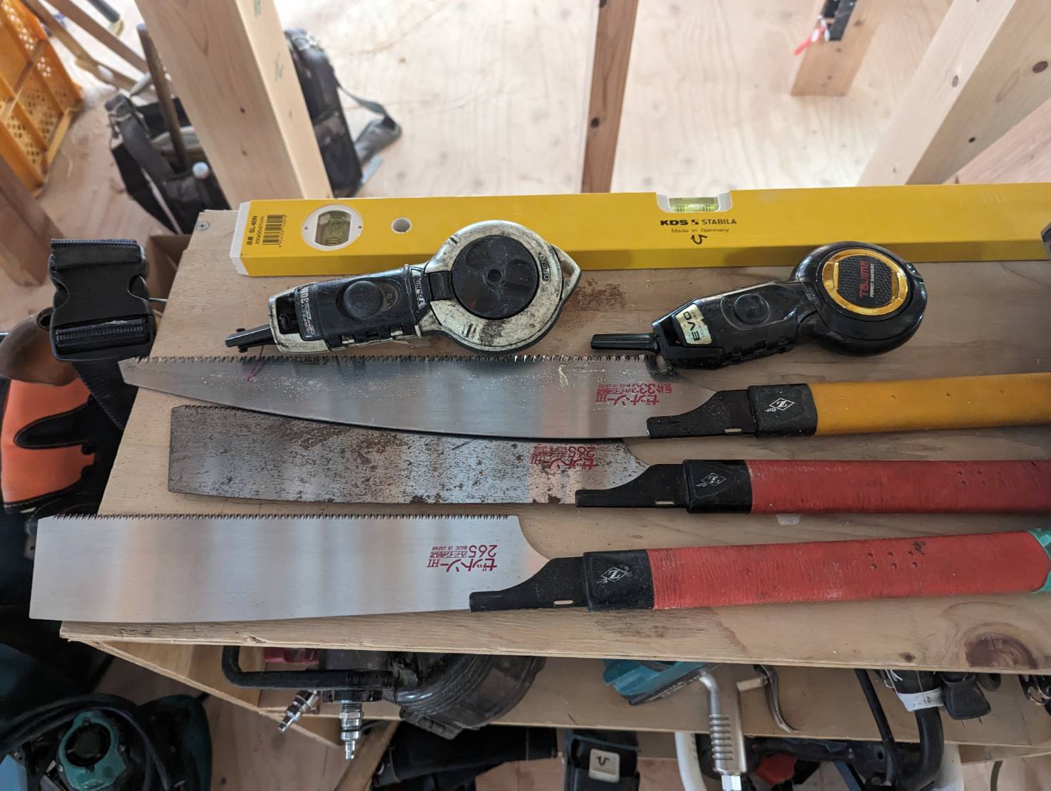 徳島　工務店　エムズ　自然素材　体に優しい　家作り　リフォーム　木造　新築　工事　家具工事　現場　コンクリート　コンクリート工事　基礎　基礎工事　断熱工事　断熱材　セルロース　デコス　現場監督　木材　大工　大工さん　棟梁　ダンプカー　仕上げ　掃除　綺麗　内装　内装工事　和紙　和紙クロス　畳　和風　和モダン　左官　左官工事　左官屋さん　板金工事　板金屋さん　お寺　清水寺　軽トラ　漆喰　左官仕上げ　鉄筋　型枠組　墨出し　ポンプ打ち　熱い　設計　設計仕　子供に優しい家作り　子供　ママ　ママ目線　家事　家事動線　アイデア　水切り　パパ　パパの隠れ家　隠れ家　趣味　趣味部屋　外構　外構工事　駐車場　珪藻土　シロアリ工事　エアコン　エアコン工事　タイル　洗面　洗面室　洗濯　パントリー　玄関　ユニットバス　TOTO　タカラ　パナソニック　インテリアファン　循環　換気　同時給排　カウンター　机　銘木　銘木机　サンダー磨き　オスモ　リボス　足場　仮設　塗装工事　養生　衛生器具　ウォシュレット　呼吸する家　ソファ　ベッド　収納　配線　配線工事　鏝　鉋　ノコギリ　金槌　上棟式　地鎮祭　上棟　手伝い　美装　タイル　タイル工事　納まり　打合せ　色見本　サイディング　デラクリート　樋　ジョリパッド　コーキング　軒天　ケイカル　子育て　豪華　落ち着く　奥ゆかしさ お引き渡し　引っ越し　くつろぐ　漏水工事　漏水　施工　業者　こだわり　トイレ　手洗い器　コンセント 桧　杉　メープル　無垢フローリング　蜜蝋　結露　結露しない　カーテン　カーテン工事　自宅　コテージ　ガレージ　カーポート　テラス　床鳴り　梁　化粧梁　足場　差し金　土間コンクリート工事　玄関ドア　断熱玄関　玄関　勝手口　リノベーション　内窓　インプラス　シロアリ工事　上棟　断熱性能　気密　ウッドデッキ　セランガンバツ　掘方　砕石敷き均し　気密点検口　床下点検口　天井点検口　コンセント　スイッチ　足元灯　階段　手摺　手摺取付　コーキング　コートライン　銘木テーブル　ホッとする　お餅投げ　紅白幕　お祝い　モルタル塗り　セメント仕上げ　解体工事　復旧工事　庇造作　窓枠造作　建具枠造作　気抜き取付　予算管理　品質管理　工程管理　工程表　コロナ　コロナ対策　コロナ渦　フェンス　　