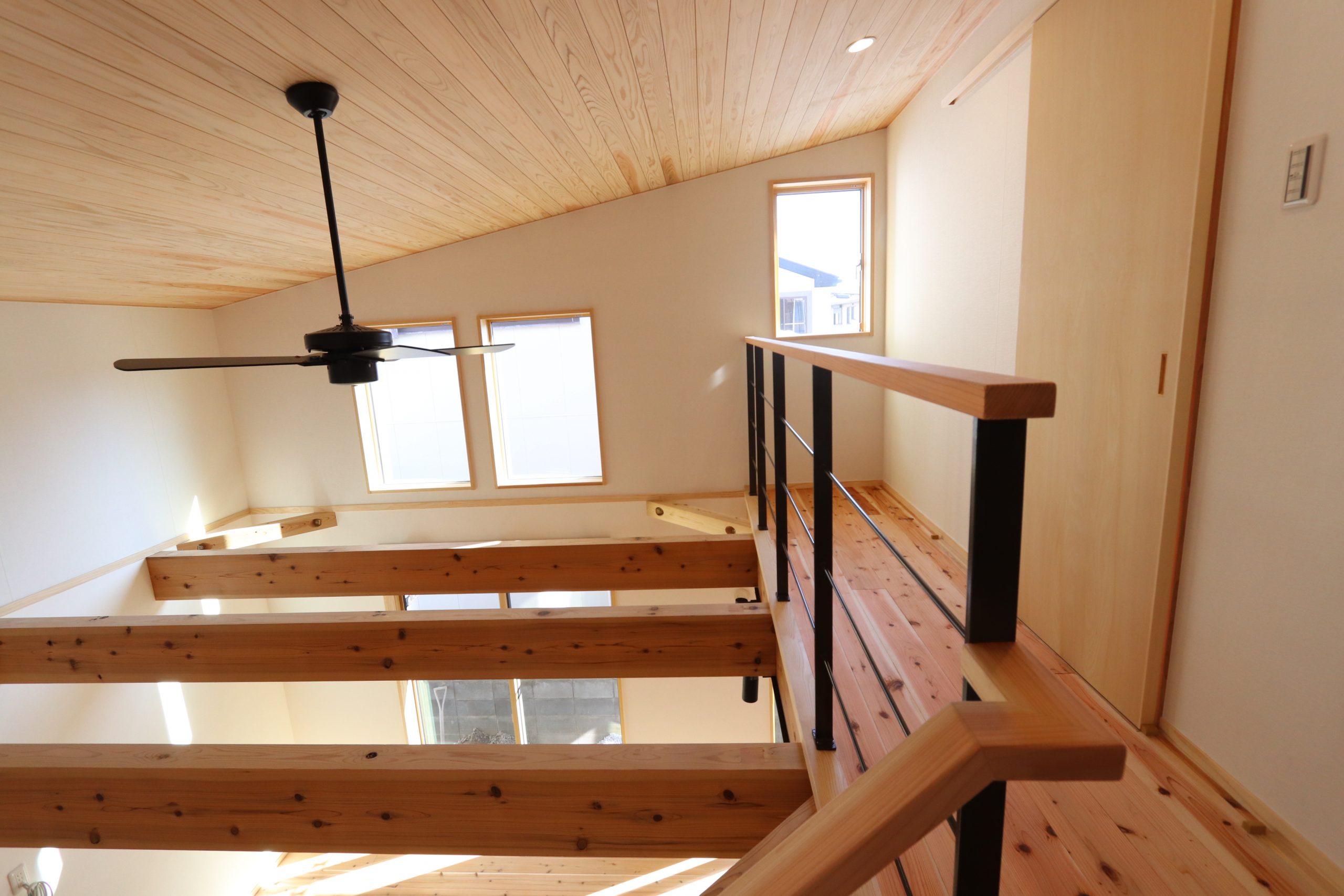 吹き抜けのある家　自然素材の木の家　明るい日差し