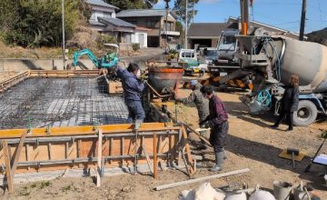 徳島　工務店　エムズ　自然素材　体に優しい　家作り　リフォーム　木造　新築　工事　家具工事　現場　コンクリート　コンクリート工事　基礎　基礎工事　断熱工事　断熱材　セルロース　デコス　現場監督　木材　大工　大工さん　棟梁　ダンプカー　仕上げ　掃除　綺麗　内装　内装工事　和紙　和紙クロス　畳　和風　和モダン　左官　左官工事　左官屋さん　板金工事　板金屋さん　お寺　清水寺　軽トラ　漆喰　左官仕上げ　鉄筋　型枠組　墨出し　ポンプ打ち　熱い　設計　設計仕　子供に優しい家作り　子供　ママ　ママ目線　家事　家事動線　アイデア　水切り　パパ　パパの隠れ家　隠れ家　趣味　趣味部屋　外構　外構工事　駐車場　珪藻土　シロアリ工事　エアコン　エアコン工事　タイル　洗面　洗面室　洗濯　パントリー　玄関　ユニットバス　TOTO　タカラ　パナソニック　インテリアファン　循環　換気　同時給排　カウンター　机　銘木　銘木机　サンダー磨き　オスモ　リボス　足場　仮設　塗装工事　養生　衛生器具　ウォシュレット　呼吸する家　ソファ　ベッド　収納　配線　配線工事　鏝　鉋　ノコギリ　金槌　上棟式　地鎮祭　上棟　手伝い　美装　タイル　タイル工事　納まり　打合せ　色見本　サイディング　デラクリート　樋　ジョリパッド　コーキング　軒天　ケイカル　子育て　豪華　落ち着く　奥ゆかしさ お引き渡し　引っ越し　くつろぐ　漏水工事　漏水　施工　業者　こだわり　トイレ　手洗い器　コンセント 桧　杉　メープル　無垢フローリング　蜜蝋　結露　結露しない　カーテン　カーテン工事　自宅　コテージ　ガレージ　カーポート　テラス　床鳴り　梁　化粧梁　足場　差し金　土間コンクリート工事　玄関ドア　断熱玄関　玄関　勝手口　リノベーション　内窓　インプラス　シロアリ工事　上棟　断熱性能　気密　ウッドデッキ　セランガンバツ　掘方　砕石敷き均し　気密点検口　床下点検口　天井点検口　コンセント　スイッチ　足元灯　階段　手摺　手摺取付　コーキング　コートライン　銘木テーブル　ホッとする　お餅投げ　紅白幕　お祝い　モルタル塗り　セメント仕上げ　解体工事　復旧工事　庇造作　窓枠造作　建具枠造作　気抜き取付　予算管理　品質管理　工程管理　工程表　コロナ　コロナ対策　コロナ渦　フェンス　　