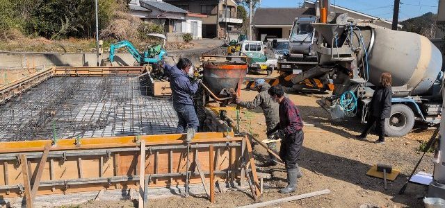 徳島　工務店　エムズ　自然素材　体に優しい　家作り　リフォーム　木造　新築　工事　家具工事　現場　コンクリート　コンクリート工事　基礎　基礎工事　断熱工事　断熱材　セルロース　デコス　現場監督　木材　大工　大工さん　棟梁　ダンプカー　仕上げ　掃除　綺麗　内装　内装工事　和紙　和紙クロス　畳　和風　和モダン　左官　左官工事　左官屋さん　板金工事　板金屋さん　お寺　清水寺　軽トラ　漆喰　左官仕上げ　鉄筋　型枠組　墨出し　ポンプ打ち　熱い　設計　設計仕　子供に優しい家作り　子供　ママ　ママ目線　家事　家事動線　アイデア　水切り　パパ　パパの隠れ家　隠れ家　趣味　趣味部屋　外構　外構工事　駐車場　珪藻土　シロアリ工事　エアコン　エアコン工事　タイル　洗面　洗面室　洗濯　パントリー　玄関　ユニットバス　TOTO　タカラ　パナソニック　インテリアファン　循環　換気　同時給排　カウンター　机　銘木　銘木机　サンダー磨き　オスモ　リボス　足場　仮設　塗装工事　養生　衛生器具　ウォシュレット　呼吸する家　ソファ　ベッド　収納　配線　配線工事　鏝　鉋　ノコギリ　金槌　上棟式　地鎮祭　上棟　手伝い　美装　タイル　タイル工事　納まり　打合せ　色見本　サイディング　デラクリート　樋　ジョリパッド　コーキング　軒天　ケイカル　子育て　豪華　落ち着く　奥ゆかしさ お引き渡し　引っ越し　くつろぐ　漏水工事　漏水　施工　業者　こだわり　トイレ　手洗い器　コンセント 桧　杉　メープル　無垢フローリング　蜜蝋　結露　結露しない　カーテン　カーテン工事　自宅　コテージ　ガレージ　カーポート　テラス　床鳴り　梁　化粧梁　足場　差し金　土間コンクリート工事　玄関ドア　断熱玄関　玄関　勝手口　リノベーション　内窓　インプラス　シロアリ工事　上棟　断熱性能　気密　ウッドデッキ　セランガンバツ　掘方　砕石敷き均し　気密点検口　床下点検口　天井点検口　コンセント　スイッチ　足元灯　階段　手摺　手摺取付　コーキング　コートライン　銘木テーブル　ホッとする　お餅投げ　紅白幕　お祝い　モルタル塗り　セメント仕上げ　解体工事　復旧工事　庇造作　窓枠造作　建具枠造作　気抜き取付　予算管理　品質管理　工程管理　工程表　コロナ　コロナ対策　コロナ渦　フェンス　　