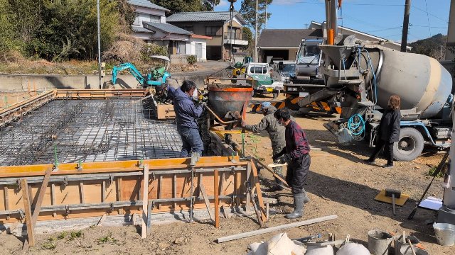 徳島　工務店　エムズ　自然素材　体に優しい　家作り　リフォーム　木造　新築　工事　家具工事　現場　コンクリート　コンクリート工事　基礎　基礎工事　断熱工事　断熱材　セルロース　デコス　現場監督　木材　大工　大工さん　棟梁　ダンプカー　仕上げ　掃除　綺麗　内装　内装工事　和紙　和紙クロス　畳　和風　和モダン　左官　左官工事　左官屋さん　板金工事　板金屋さん　お寺　清水寺　軽トラ　漆喰　左官仕上げ　鉄筋　型枠組　墨出し　ポンプ打ち　熱い　設計　設計仕　子供に優しい家作り　子供　ママ　ママ目線　家事　家事動線　アイデア　水切り　パパ　パパの隠れ家　隠れ家　趣味　趣味部屋　外構　外構工事　駐車場　珪藻土　シロアリ工事　エアコン　エアコン工事　タイル　洗面　洗面室　洗濯　パントリー　玄関　ユニットバス　TOTO　タカラ　パナソニック　インテリアファン　循環　換気　同時給排　カウンター　机　銘木　銘木机　サンダー磨き　オスモ　リボス　足場　仮設　塗装工事　養生　衛生器具　ウォシュレット　呼吸する家　ソファ　ベッド　収納　配線　配線工事　鏝　鉋　ノコギリ　金槌　上棟式　地鎮祭　上棟　手伝い　美装　タイル　タイル工事　納まり　打合せ　色見本　サイディング　デラクリート　樋　ジョリパッド　コーキング　軒天　ケイカル　子育て　豪華　落ち着く　奥ゆかしさ お引き渡し　引っ越し　くつろぐ　漏水工事　漏水　施工　業者　こだわり　トイレ　手洗い器　コンセント 桧　杉　メープル　無垢フローリング　蜜蝋　結露　結露しない　カーテン　カーテン工事　自宅　コテージ　ガレージ　カーポート　テラス　床鳴り　梁　化粧梁　足場　差し金　土間コンクリート工事　玄関ドア　断熱玄関　玄関　勝手口　リノベーション　内窓　インプラス　シロアリ工事　上棟　断熱性能　気密　ウッドデッキ　セランガンバツ　掘方　砕石敷き均し　気密点検口　床下点検口　天井点検口　コンセント　スイッチ　足元灯　階段　手摺　手摺取付　コーキング　コートライン　銘木テーブル　ホッとする　お餅投げ　紅白幕　お祝い　モルタル塗り　セメント仕上げ　解体工事　復旧工事　庇造作　窓枠造作　建具枠造作　気抜き取付　予算管理　品質管理　工程管理　工程表　コロナ　コロナ対策　コロナ渦　フェンス　　