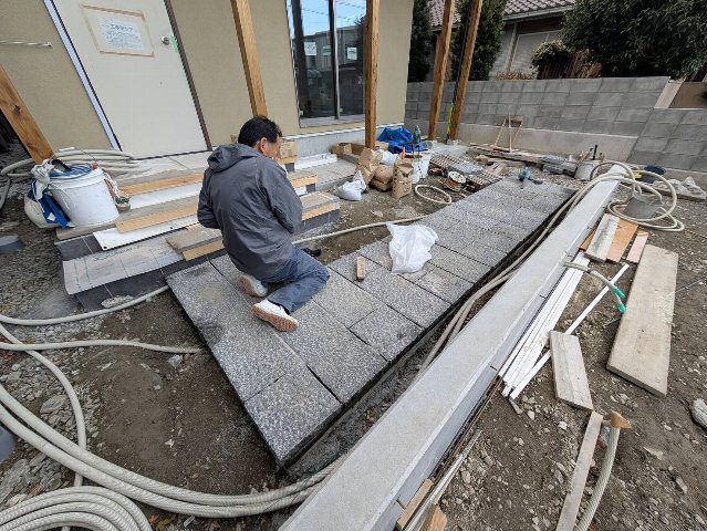 徳島　工務店　エムズ　自然素材　体に優しい　家作り　リフォーム　木造　新築　工事　家具工事　現場　コンクリート　コンクリート工事　基礎　基礎工事　断熱工事　断熱材　セルロース　デコス　現場監督　木材　大工　大工さん　棟梁　ダンプカー　仕上げ　掃除　綺麗　内装　内装工事　和紙　和紙クロス　畳　和風　和モダン　左官　左官工事　左官屋さん　板金工事　板金屋さん　お寺　清水寺　軽トラ　漆喰　左官仕上げ　鉄筋　型枠組　墨出し　ポンプ打ち　熱い　設計　設計仕　子供に優しい家作り　子供　ママ　ママ目線　家事　家事動線　アイデア　水切り　パパ　パパの隠れ家　隠れ家　趣味　趣味部屋　外構　外構工事　駐車場　珪藻土　シロアリ工事　エアコン　エアコン工事　タイル　洗面　洗面室　洗濯　パントリー　玄関　ユニットバス　TOTO　タカラ　パナソニック　インテリアファン　循環　換気　同時給排　カウンター　机　銘木　銘木机　サンダー磨き　オスモ　リボス　足場　仮設　塗装工事　養生　衛生器具　ウォシュレット　呼吸する家　ソファ　ベッド　収納　配線　配線工事　鏝　鉋　ノコギリ　金槌　上棟式　地鎮祭　上棟　手伝い　美装　タイル　タイル工事　納まり　打合せ　色見本　サイディング　デラクリート　樋　ジョリパッド　コーキング　軒天　ケイカル　子育て　豪華　落ち着く　奥ゆかしさ お引き渡し　引っ越し　くつろぐ　漏水工事　漏水　施工　業者　こだわり　トイレ　手洗い器　コンセント 桧　杉　メープル　無垢フローリング　蜜蝋　結露　結露しない　カーテン　カーテン工事　自宅　コテージ　ガレージ　カーポート　テラス　床鳴り　梁　化粧梁　足場　差し金　土間コンクリート工事　玄関ドア　断熱玄関　玄関　勝手口　リノベーション　内窓　インプラス　シロアリ工事　上棟　断熱性能　気密　ウッドデッキ　セランガンバツ　掘方　砕石敷き均し　気密点検口　床下点検口　天井点検口　コンセント　スイッチ　足元灯　階段　手摺　手摺取付　コーキング　コートライン　銘木テーブル　ホッとする　お餅投げ　紅白幕　お祝い　モルタル塗り　セメント仕上げ　解体工事　復旧工事　庇造作　窓枠造作　建具枠造作　気抜き取付　予算管理　品質管理　工程管理　工程表　コロナ　コロナ対策　コロナ渦　フェンス　　