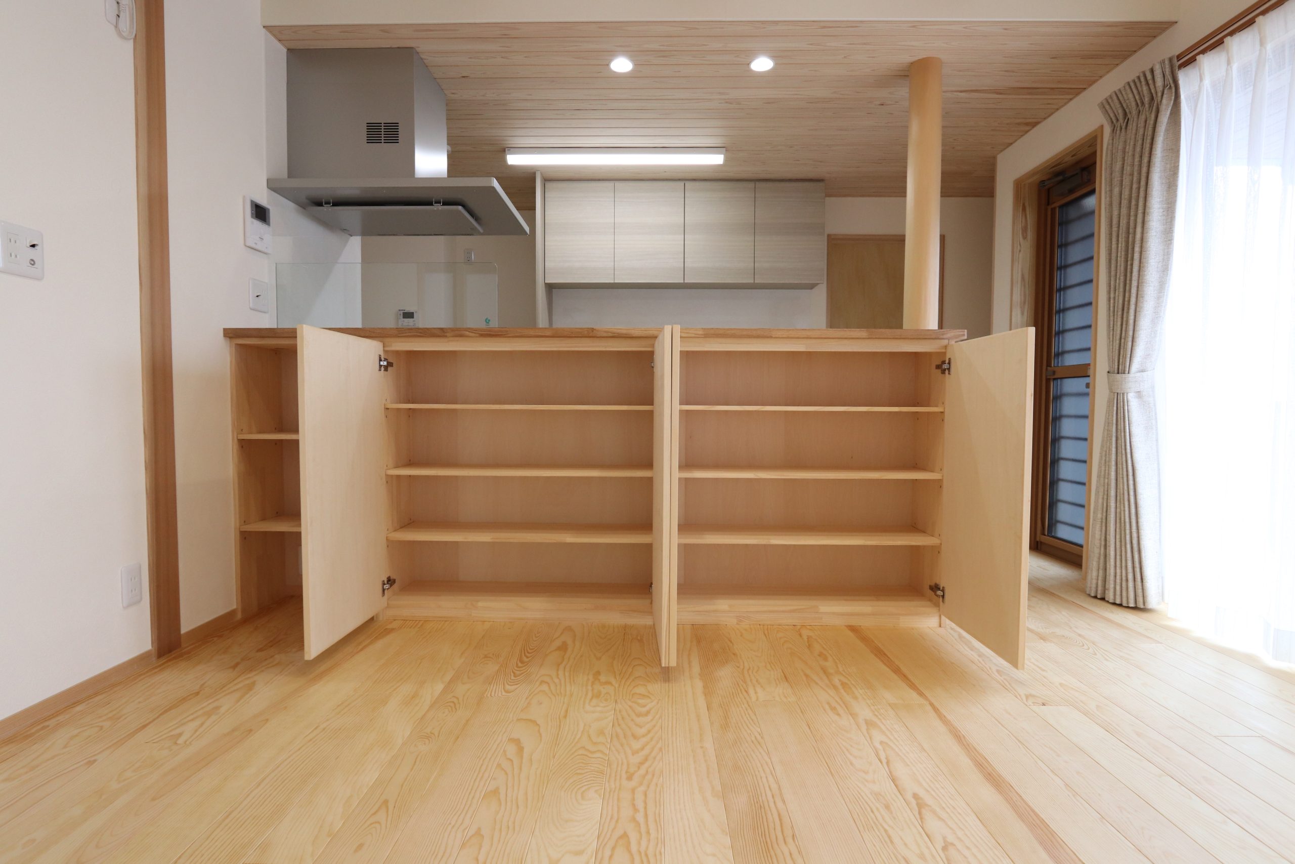 徳島　工務店　エムズ　自然素材　体に優しい　家作り　リフォーム　木造　新築　工事　家具工事　現場　コンクリート　コンクリート工事　基礎　基礎工事　断熱工事　断熱材　セルロース　デコス　現場監督　木材　大工　大工さん　棟梁　ダンプカー　仕上げ　掃除　綺麗　内装　内装工事　和紙　和紙クロス　畳　和風　和モダン　左官　左官工事　左官屋さん　板金工事　板金屋さん　お寺　清水寺　軽トラ　漆喰　左官仕上げ　鉄筋　型枠組　墨出し　ポンプ打ち　熱い　設計　設計仕　子供に優しい家作り　子供　ママ　ママ目線　家事　家事動線　アイデア　水切り　パパ　パパの隠れ家　隠れ家　趣味　趣味部屋　外構　外構工事　駐車場　珪藻土　シロアリ工事　エアコン　エアコン工事　タイル　洗面　洗面室　洗濯　パントリー　玄関　ユニットバス　TOTO　タカラ　パナソニック　インテリアファン　循環　換気　同時給排　カウンター　机　銘木　銘木机　サンダー磨き　オスモ　リボス　足場　仮設　塗装工事　養生　衛生器具　ウォシュレット　呼吸する家　ソファ　ベッド　収納　配線　配線工事　鏝　鉋　ノコギリ　金槌　上棟式　地鎮祭　上棟　手伝い　美装　タイル　タイル工事　納まり　打合せ　色見本　サイディング　デラクリート　樋　ジョリパッド　コーキング　軒天　ケイカル　子育て　豪華　落ち着く　奥ゆかしさ お引き渡し　引っ越し　くつろぐ　漏水工事　漏水　施工　業者　こだわり　トイレ　手洗い器　コンセント 桧　杉　メープル　無垢フローリング　蜜蝋　結露　結露しない　カーテン　カーテン工事　自宅　コテージ　ガレージ　カーポート　テラス　床鳴り　梁　化粧梁　足場　差し金　土間コンクリート工事　玄関ドア　断熱玄関　玄関　勝手口　リノベーション　内窓　インプラス　シロアリ工事　上棟　断熱性能　気密　ウッドデッキ　セランガンバツ　掘方　砕石敷き均し　気密点検口　床下点検口　天井点検口　コンセント　スイッチ　足元灯　階段　手摺　手摺取付　コーキング　コートライン　銘木テーブル　ホッとする　お餅投げ　紅白幕　お祝い　モルタル塗り　セメント仕上げ　解体工事　復旧工事　庇造作　窓枠造作　建具枠造作　気抜き取付　予算管理　品質管理　工程管理　工程表　コロナ　コロナ対策　コロナ渦　フェンス　　