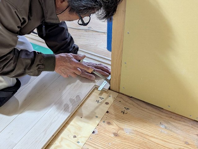 徳島　工務店　エムズ　自然素材　体に優しい　家作り　リフォーム　木造　新築　工事　家具工事　現場　コンクリート　コンクリート工事　基礎　基礎工事　断熱工事　断熱材　セルロース　デコス　現場監督　木材　大工　大工さん　棟梁　ダンプカー　仕上げ　掃除　綺麗　内装　内装工事　和紙　和紙クロス　畳　和風　和モダン　左官　左官工事　左官屋さん　板金工事　板金屋さん　お寺　清水寺　軽トラ　漆喰　左官仕上げ　鉄筋　型枠組　墨出し　ポンプ打ち　熱い　設計　設計仕　子供に優しい家作り　子供　ママ　ママ目線　家事　家事動線　アイデア　水切り　パパ　パパの隠れ家　隠れ家　趣味　趣味部屋　外構　外構工事　駐車場　珪藻土　シロアリ工事　エアコン　エアコン工事　タイル　洗面　洗面室　洗濯　パントリー　玄関　ユニットバス　TOTO　タカラ　パナソニック　インテリアファン　循環　換気　同時給排　カウンター　机　銘木　銘木机　サンダー磨き　オスモ　リボス　足場　仮設　塗装工事　養生　衛生器具　ウォシュレット　呼吸する家　ソファ　ベッド　収納　配線　配線工事　鏝　鉋　ノコギリ　金槌　上棟式　地鎮祭　上棟　手伝い　美装　タイル　タイル工事　納まり　打合せ　色見本　サイディング　デラクリート　樋　ジョリパッド　コーキング　軒天　ケイカル　子育て　豪華　落ち着く　奥ゆかしさ お引き渡し　引っ越し　くつろぐ　漏水工事　漏水　施工　業者　こだわり　トイレ　手洗い器　コンセント 桧　杉　メープル　無垢フローリング　蜜蝋　結露　結露しない　カーテン　カーテン工事　自宅　コテージ　ガレージ　カーポート　テラス　床鳴り　梁　化粧梁　足場　差し金　土間コンクリート工事　玄関ドア　断熱玄関　玄関　勝手口　リノベーション　内窓　インプラス　シロアリ工事　上棟　断熱性能　気密　ウッドデッキ　セランガンバツ　掘方　砕石敷き均し　気密点検口　床下点検口　天井点検口　コンセント　スイッチ　足元灯　階段　手摺　手摺取付　コーキング　コートライン　銘木テーブル　ホッとする　お餅投げ　紅白幕　お祝い　モルタル塗り　セメント仕上げ　解体工事　復旧工事　庇造作　窓枠造作　建具枠造作　気抜き取付　予算管理　品質管理　工程管理　工程表　コロナ　コロナ対策　コロナ渦　フェンス　　