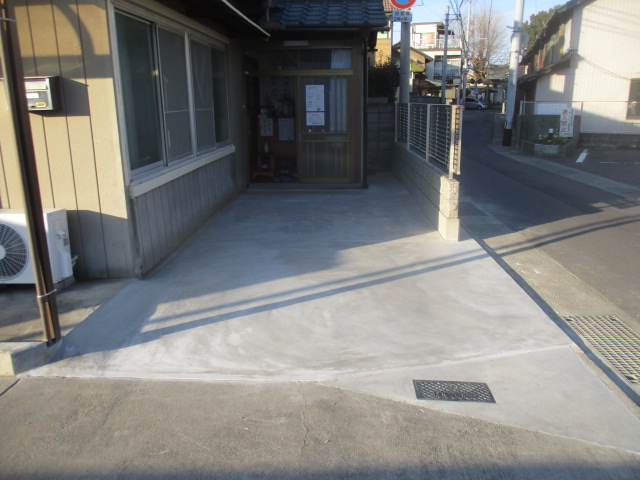 徳島　工務店　エムズ　自然素材　体に優しい　家作り　リフォーム　木造　新築　工事　家具工事　現場　コンクリート　コンクリート工事　基礎　基礎工事　断熱工事　断熱材　セルロース　デコス　現場監督　木材　大工　大工さん　棟梁　ダンプカー　仕上げ　掃除　綺麗　内装　内装工事　和紙　和紙クロス　畳　和風　和モダン　左官　左官工事　左官屋さん　板金工事　板金屋さん　お寺　清水寺　軽トラ　漆喰　左官仕上げ　鉄筋　型枠組　墨出し　ポンプ打ち　熱い　設計　設計仕　子供に優しい家作り　子供　ママ　ママ目線　家事　家事動線　アイデア　水切り　パパ　パパの隠れ家　隠れ家　趣味　趣味部屋　外構　外構工事　駐車場　珪藻土　シロアリ工事　エアコン　エアコン工事　タイル　洗面　洗面室　洗濯　パントリー　玄関　ユニットバス　TOTO　タカラ　パナソニック　インテリアファン　循環　換気　同時給排　カウンター　机　銘木　銘木机　サンダー磨き　オスモ　リボス　足場　仮設　塗装工事　養生　衛生器具　ウォシュレット　呼吸する家　ソファ　ベッド　収納　配線　配線工事　鏝　鉋　ノコギリ　金槌　上棟式　地鎮祭　上棟　手伝い　美装　タイル　タイル工事　納まり　打合せ　色見本　サイディング　デラクリート　樋　ジョリパッド　コーキング　軒天　ケイカル　子育て　豪華　落ち着く　奥ゆかしさ お引き渡し　引っ越し　くつろぐ　漏水工事　漏水　施工　業者　こだわり　トイレ　手洗い器　コンセント 桧　杉　メープル　無垢フローリング　蜜蝋　結露　結露しない　カーテン　カーテン工事　自宅　コテージ　ガレージ　カーポート　テラス　床鳴り　梁　化粧梁　足場　差し金　土間コンクリート工事　玄関ドア　断熱玄関　玄関　勝手口　リノベーション　内窓　インプラス　シロアリ工事　上棟　断熱性能　気密　ウッドデッキ　セランガンバツ　掘方　砕石敷き均し　気密点検口　床下点検口　天井点検口　コンセント　スイッチ　足元灯　階段　手摺　手摺取付　コーキング　コートライン　銘木テーブル　ホッとする　お餅投げ　紅白幕　お祝い　モルタル塗り　セメント仕上げ　解体工事　復旧工事　庇造作　窓枠造作　建具枠造作　気抜き取付　予算管理　品質管理　工程管理　工程表　コロナ　コロナ対策　コロナ渦　フェンス　　