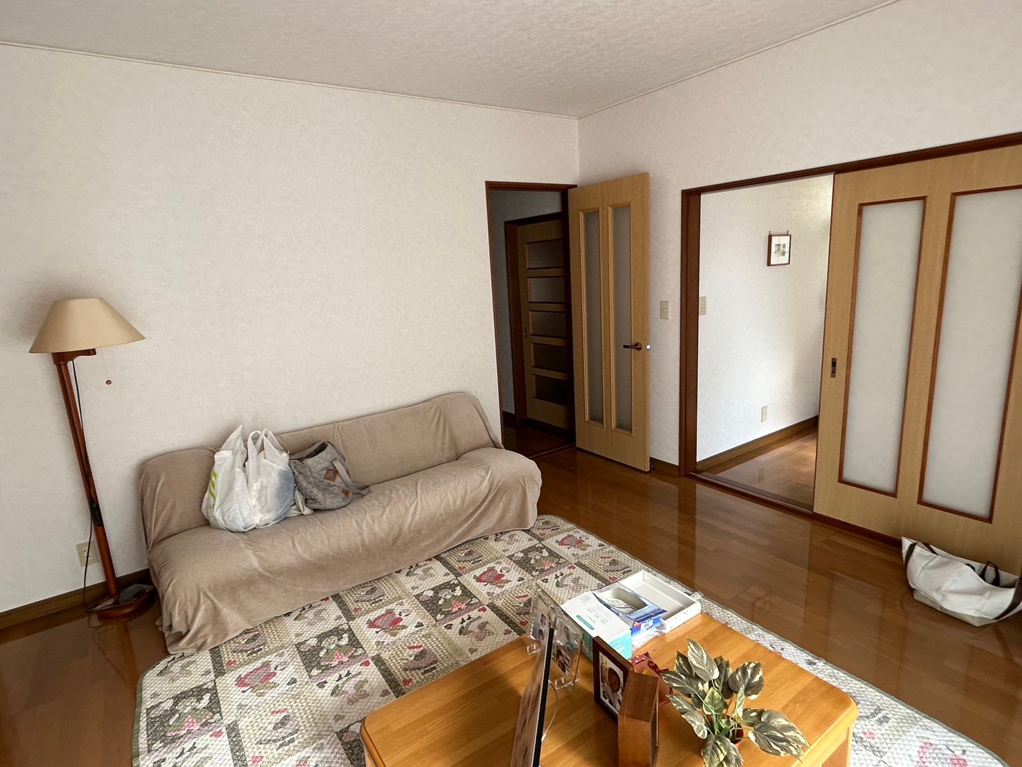 徳島　工務店　エムズ　自然素材　体に優しい　家作り　リフォーム　木造　新築　工事　家具工事　現場　コンクリート　コンクリート工事　基礎　基礎工事　断熱工事　断熱材　セルロース　デコス　現場監督　木材　大工　大工さん　棟梁　ダンプカー　仕上げ　掃除　綺麗　内装　内装工事　和紙　和紙クロス　畳　和風　和モダン　左官　左官工事　左官屋さん　板金工事　板金屋さん　お寺　清水寺　軽トラ　漆喰　左官仕上げ　鉄筋　型枠組　墨出し　ポンプ打ち　熱い　設計　設計仕　子供に優しい家作り　子供　ママ　ママ目線　家事　家事動線　アイデア　水切り　パパ　パパの隠れ家　隠れ家　趣味　趣味部屋　外構　外構工事　駐車場　珪藻土　シロアリ工事　エアコン　エアコン工事　タイル　洗面　洗面室　洗濯　パントリー　玄関　ユニットバス　TOTO　タカラ　パナソニック　インテリアファン　循環　換気　同時給排　カウンター　机　銘木　銘木机　サンダー磨き　オスモ　リボス　足場　仮設　塗装工事　養生　衛生器具　ウォシュレット　呼吸する家　ソファ　ベッド　収納　配線　配線工事　鏝　鉋　ノコギリ　金槌　上棟式　地鎮祭　上棟　手伝い　美装　タイル　タイル工事　納まり　打合せ　色見本　サイディング　デラクリート　樋　ジョリパッド　コーキング　軒天　ケイカル　子育て　豪華　落ち着く　奥ゆかしさ お引き渡し　引っ越し　くつろぐ　漏水工事　漏水　施工　業者　こだわり　トイレ　手洗い器　コンセント 桧　杉　メープル　無垢フローリング　蜜蝋　結露　結露しない　カーテン　カーテン工事　自宅　コテージ　ガレージ　カーポート　テラス　床鳴り　梁　化粧梁　足場　差し金　土間コンクリート工事　玄関ドア　断熱玄関　玄関　勝手口　リノベーション　内窓　インプラス　シロアリ工事　上棟　断熱性能　気密　ウッドデッキ　セランガンバツ　掘方　砕石敷き均し　気密点検口　床下点検口　天井点検口　コンセント　スイッチ　足元灯　階段　手摺　手摺取付　コーキング　コートライン　銘木テーブル　ホッとする　お餅投げ　紅白幕　お祝い　モルタル塗り　セメント仕上げ　解体工事　復旧工事　庇造作　窓枠造作　建具枠造作　気抜き取付　予算管理　品質管理　工程管理　工程表　コロナ　コロナ対策　コロナ渦　フェンス　　