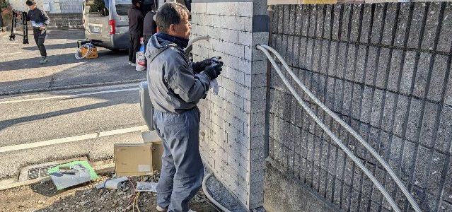徳島　工務店　エムズ　自然素材　体に優しい　家作り　リフォーム　木造　新築　工事　家具工事　現場　コンクリート　コンクリート工事　基礎　基礎工事　断熱工事　断熱材　セルロース　デコス　現場監督　木材　大工　大工さん　棟梁　ダンプカー　仕上げ　掃除　綺麗　内装　内装工事　和紙　和紙クロス　畳　和風　和モダン　左官　左官工事　左官屋さん　板金工事　板金屋さん　お寺　清水寺　軽トラ　漆喰　左官仕上げ　鉄筋　型枠組　墨出し　ポンプ打ち　熱い　設計　設計仕　子供に優しい家作り　子供　ママ　ママ目線　家事　家事動線　アイデア　水切り　パパ　パパの隠れ家　隠れ家　趣味　趣味部屋　外構　外構工事　駐車場　珪藻土　シロアリ工事　エアコン　エアコン工事　タイル　洗面　洗面室　洗濯　パントリー　玄関　ユニットバス　TOTO　タカラ　パナソニック　インテリアファン　循環　換気　同時給排　カウンター　机　銘木　銘木机　サンダー磨き　オスモ　リボス　足場　仮設　塗装工事　養生　衛生器具　ウォシュレット　呼吸する家　ソファ　ベッド　収納　配線　配線工事　鏝　鉋　ノコギリ　金槌　上棟式　地鎮祭　上棟　手伝い　美装　タイル　タイル工事　納まり　打合せ　色見本　サイディング　デラクリート　樋　ジョリパッド　コーキング　軒天　ケイカル　子育て　豪華　落ち着く　奥ゆかしさ お引き渡し　引っ越し　くつろぐ　漏水工事　漏水　施工　業者　こだわり　トイレ　手洗い器　コンセント 桧　杉　メープル　無垢フローリング　蜜蝋　結露　結露しない　カーテン　カーテン工事　自宅　コテージ　ガレージ　カーポート　テラス　床鳴り　梁　化粧梁　足場　差し金　土間コンクリート工事　玄関ドア　断熱玄関　玄関　勝手口　リノベーション　内窓　インプラス　シロアリ工事　上棟　断熱性能　気密　ウッドデッキ　セランガンバツ　掘方　砕石敷き均し　気密点検口　床下点検口　天井点検口　コンセント　スイッチ　足元灯　階段　手摺　手摺取付　コーキング　コートライン　銘木テーブル　ホッとする　お餅投げ　紅白幕　お祝い　モルタル塗り　セメント仕上げ　解体工事　復旧工事　庇造作　窓枠造作　建具枠造作　気抜き取付　予算管理　品質管理　工程管理　工程表　コロナ　コロナ対策　コロナ渦　フェンス　　