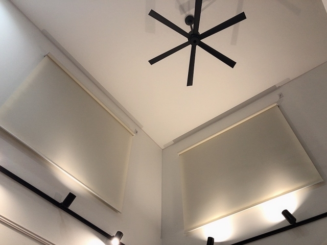 吹抜け窓のカーテンの必要性