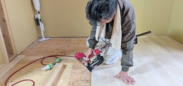 徳島　工務店　エムズ　自然素材　体に優しい　家作り　リフォーム　木造　新築　工事　家具工事　現場　コンクリート　コンクリート工事　基礎　基礎工事　断熱工事　断熱材　セルロース　デコス　現場監督　木材　大工　大工さん　棟梁　ダンプカー　仕上げ　掃除　綺麗　内装　内装工事　和紙　和紙クロス　畳　和風　和モダン　左官　左官工事　左官屋さん　板金工事　板金屋さん　お寺　清水寺　軽トラ　漆喰　左官仕上げ　鉄筋　型枠組　墨出し　ポンプ打ち　熱い　設計　設計仕　子供に優しい家作り　子供　ママ　ママ目線　家事　家事動線　アイデア　水切り　パパ　パパの隠れ家　隠れ家　趣味　趣味部屋　外構　外構工事　駐車場　珪藻土　シロアリ工事　エアコン　エアコン工事　タイル　洗面　洗面室　洗濯　パントリー　玄関　ユニットバス　TOTO　タカラ　パナソニック　インテリアファン　循環　換気　同時給排　カウンター　机　銘木　銘木机　サンダー磨き　オスモ　リボス　足場　仮設　塗装工事　養生　衛生器具　ウォシュレット　呼吸する家　ソファ　ベッド　収納　配線　配線工事　鏝　鉋　ノコギリ　金槌　上棟式　地鎮祭　上棟　手伝い　美装　タイル　タイル工事　納まり　打合せ　色見本　サイディング　デラクリート　樋　ジョリパッド　コーキング　軒天　ケイカル　子育て　豪華　落ち着く　奥ゆかしさ お引き渡し　引っ越し　くつろぐ　漏水工事　漏水　施工　業者　こだわり　トイレ　手洗い器　コンセント 桧　杉　メープル　無垢フローリング　蜜蝋　結露　結露しない　カーテン　カーテン工事　自宅　コテージ　ガレージ　カーポート　テラス　床鳴り　梁　化粧梁　足場　差し金　土間コンクリート工事　玄関ドア　断熱玄関　玄関　勝手口　リノベーション　内窓　インプラス　シロアリ工事　上棟　断熱性能　気密　ウッドデッキ　セランガンバツ　掘方　砕石敷き均し　気密点検口　床下点検口　天井点検口　コンセント　スイッチ　足元灯　階段　手摺　手摺取付　コーキング　コートライン　銘木テーブル　ホッとする　お餅投げ　紅白幕　お祝い　モルタル塗り　セメント仕上げ　解体工事　復旧工事　庇造作　窓枠造作　建具枠造作　気抜き取付　予算管理　品質管理　工程管理　工程表　コロナ　コロナ対策　コロナ渦　フェンス　　