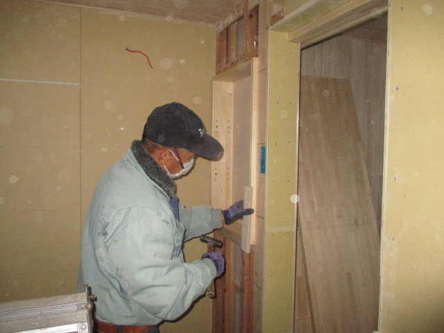 洗面化粧棚の製作中、職人さんの技。株式会社エムズ