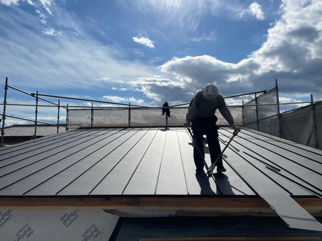 屋根ガルバニウム葺きをしています。株式会社エムズ