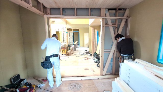 徳島　工務店　エムズ　自然素材　体に優しい　家作り　リフォーム　木造　新築　工事　家具工事　現場　コンクリート　コンクリート工事　基礎　基礎工事　断熱工事　断熱材　セルロース　デコス　現場監督　木材　大工　大工さん　棟梁　ダンプカー　仕上げ　掃除　綺麗　内装　内装工事　和紙　和紙クロス　畳　和風　和モダン　左官　左官工事　左官屋さん　板金工事　板金屋さん　お寺　清水寺　軽トラ　漆喰　左官仕上げ　鉄筋　型枠組　墨出し　ポンプ打ち　熱い　設計　設計仕　子供に優しい家作り　子供　ママ　ママ目線　家事　家事動線　アイデア　水切り　パパ　パパの隠れ家　隠れ家　趣味　趣味部屋　外構　外構工事　駐車場　珪藻土　シロアリ工事　エアコン　エアコン工事　タイル　洗面　洗面室　洗濯　パントリー　玄関　ユニットバス　TOTO　タカラ　パナソニック　インテリアファン　循環　換気　同時給排　カウンター　机　銘木　銘木机　サンダー磨き　オスモ　リボス　足場　仮設　塗装工事　養生　衛生器具　ウォシュレット　呼吸する家　ソファ　ベッド　収納　配線　配線工事　鏝　鉋　ノコギリ　金槌　上棟式　地鎮祭　上棟　手伝い　美装　タイル　タイル工事　納まり　打合せ　色見本　サイディング　デラクリート　樋　ジョリパッド　コーキング　軒天　ケイカル　子育て　豪華　落ち着く　奥ゆかしさ お引き渡し　引っ越し　くつろぐ　漏水工事　漏水　施工　業者　こだわり　トイレ　手洗い器　コンセント 桧　杉　メープル　無垢フローリング　蜜蝋　結露　結露しない　カーテン　カーテン工事　自宅　コテージ　ガレージ　カーポート　テラス　床鳴り　梁　化粧梁　足場　差し金　土間コンクリート工事　玄関ドア　断熱玄関　玄関　勝手口　リノベーション　内窓　インプラス　シロアリ工事　上棟　断熱性能　気密　ウッドデッキ　セランガンバツ　掘方　砕石敷き均し　気密点検口　床下点検口　天井点検口　コンセント　スイッチ　足元灯　階段　手摺　手摺取付　コーキング　コートライン　銘木テーブル　ホッとする　お餅投げ　紅白幕　お祝い　モルタル塗り　セメント仕上げ　解体工事　復旧工事　庇造作　窓枠造作　建具枠造作　気抜き取付　予算管理　品質管理　工程管理　工程表　コロナ　コロナ対策　コロナ渦　フェンス　　