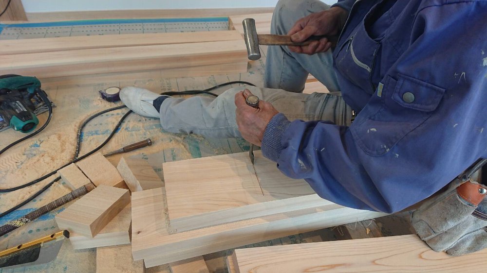 徳島　工務店　エムズ　自然素材　体に優しい　家作り　リフォーム　木造　新築　工事　家具工事　現場　コンクリート　コンクリート工事　基礎　基礎工事　断熱工事　断熱材　セルロース　デコス　現場監督　木材　大工　大工さん　棟梁　ダンプカー　仕上げ　掃除　綺麗　内装　内装工事　和紙　和紙クロス　畳　和風　和モダン　左官　左官工事　左官屋さん　板金工事　板金屋さん　お寺　清水寺　軽トラ　漆喰　左官仕上げ　鉄筋　型枠組　墨出し　ポンプ打ち　熱い　設計　設計仕　子供に優しい家作り　子供　ママ　ママ目線　家事　家事動線　アイデア　水切り　パパ　パパの隠れ家　隠れ家　趣味　趣味部屋　外構　外構工事　駐車場　珪藻土　シロアリ工事　エアコン　エアコン工事　タイル　洗面　洗面室　洗濯　パントリー　玄関　ユニットバス　TOTO　タカラ　パナソニック　インテリアファン　循環　換気　同時給排　カウンター　机　銘木　銘木机　サンダー磨き　オスモ　リボス　足場　仮設　塗装工事　養生　衛生器具　ウォシュレット　呼吸する家　ソファ　ベッド　収納　配線　配線工事　鏝　鉋　ノコギリ　金槌　上棟式　地鎮祭　上棟　手伝い　美装　タイル　タイル工事　納まり　打合せ　色見本　サイディング　デラクリート　樋　ジョリパッド　コーキング　軒天　ケイカル　子育て　豪華　落ち着く　奥ゆかしさ お引き渡し　引っ越し　くつろぐ　漏水工事　漏水　施工　業者　こだわり　トイレ　手洗い器　コンセント 桧　杉　メープル　無垢フローリング　蜜蝋　結露　結露しない　カーテン　カーテン工事　自宅　コテージ　ガレージ　カーポート　テラス　床鳴り　梁　化粧梁　足場　差し金　土間コンクリート工事　玄関ドア　断熱玄関　玄関　勝手口　リノベーション　内窓　インプラス　シロアリ工事　上棟　断熱性能　気密　ウッドデッキ　セランガンバツ　掘方　砕石敷き均し　気密点検口　床下点検口　天井点検口　コンセント　スイッチ　足元灯　階段　手摺　手摺取付　コーキング　コートライン　銘木テーブル　ホッとする　お餅投げ　紅白幕　お祝い　モルタル塗り　セメント仕上げ　解体工事　復旧工事　庇造作　窓枠造作　建具枠造作　気抜き取付　予算管理　品質管理　工程管理　工程表　コロナ　コロナ対策　コロナ渦　フェンス　　