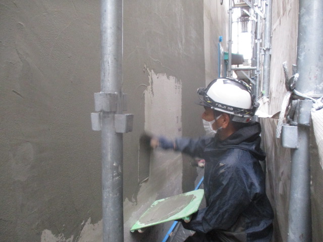 外壁左官工事。ジョリパッド仕上げ下地塗り。株式会社エムズ