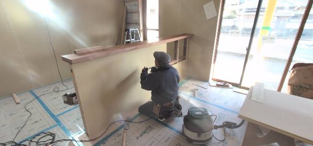 徳島　工務店　エムズ　自然素材　体に優しい　家作り　リフォーム　木造　新築　工事　家具工事　現場　コンクリート　コンクリート工事　基礎　基礎工事　断熱工事　断熱材　セルロース　デコス　現場監督　木材　大工　大工さん　棟梁　ダンプカー　仕上げ　掃除　綺麗　内装　内装工事　和紙　和紙クロス　畳　和風　和モダン　左官　左官工事　左官屋さん　板金工事　板金屋さん　お寺　清水寺　軽トラ　漆喰　左官仕上げ　鉄筋　型枠組　墨出し　ポンプ打ち　熱い　設計　設計仕　子供に優しい家作り　子供　ママ　ママ目線　家事　家事動線　アイデア　水切り　パパ　パパの隠れ家　隠れ家　趣味　趣味部屋　外構　外構工事　駐車場　珪藻土　シロアリ工事　エアコン　エアコン工事　タイル　洗面　洗面室　洗濯　パントリー　玄関　ユニットバス　TOTO　タカラ　パナソニック　インテリアファン　循環　換気　同時給排　カウンター　机　銘木　銘木机　サンダー磨き　オスモ　リボス　足場　仮設　塗装工事　養生　衛生器具　ウォシュレット　呼吸する家　ソファ　ベッド　収納　配線　配線工事　鏝　鉋　ノコギリ　金槌　上棟式　地鎮祭　上棟　手伝い　美装　タイル　タイル工事　納まり　打合せ　色見本　サイディング　デラクリート　樋　ジョリパッド　コーキング　軒天　ケイカル　子育て　豪華　落ち着く　奥ゆかしさ お引き渡し　引っ越し　くつろぐ　漏水工事　漏水　施工　業者　こだわり　トイレ　手洗い器　コンセント 桧　杉　メープル　無垢フローリング　蜜蝋　結露　結露しない　カーテン　カーテン工事　自宅　コテージ　ガレージ　カーポート　テラス　床鳴り　梁　化粧梁　足場　差し金　土間コンクリート工事　玄関ドア　断熱玄関　玄関　勝手口　リノベーション　内窓　インプラス　シロアリ工事　上棟　断熱性能　気密　ウッドデッキ　セランガンバツ　掘方　砕石敷き均し　気密点検口　床下点検口　天井点検口　コンセント　スイッチ　足元灯　階段　手摺　手摺取付　コーキング　コートライン　銘木テーブル　ホッとする　お餅投げ　紅白幕　お祝い　モルタル塗り　セメント仕上げ　解体工事　復旧工事　庇造作　窓枠造作　建具枠造作　気抜き取付　予算管理　品質管理　工程管理　工程表　コロナ　コロナ対策　コロナ渦　フェンス　　